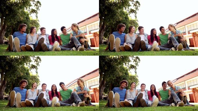 学生们坐在外面在大学里一起聊天