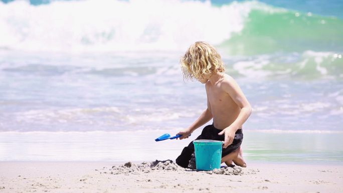 一个金发小孩在沙滩上玩耍的动画