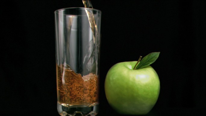 苹果和苹果汁特写饮品果蔬农产品