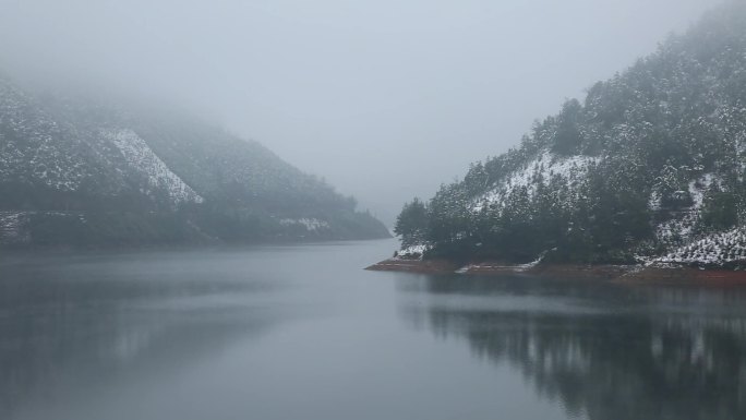 雪天的湖水