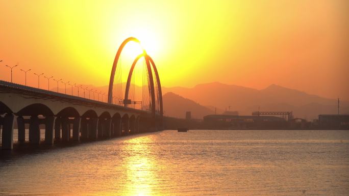 夕阳下钱塘江上之江大桥