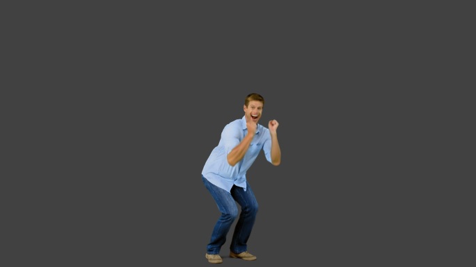 一个男人在灰色屏幕上跳来跳去，用慢动作做手势