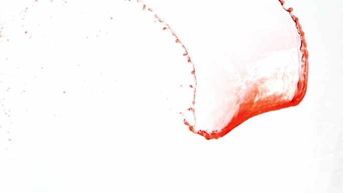 红色液体在白色背景下流出特写
