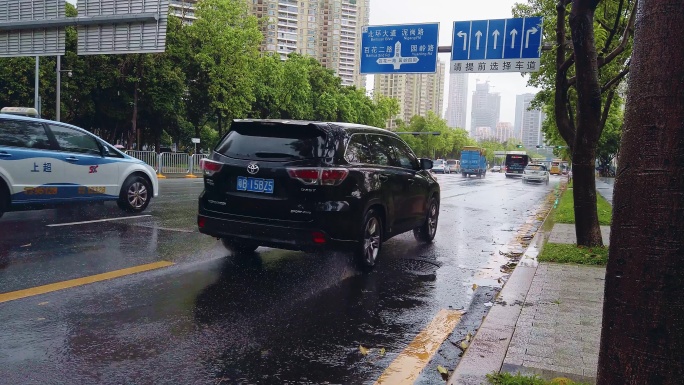 0014_D实拍下雨天城市道路斑马线汽车