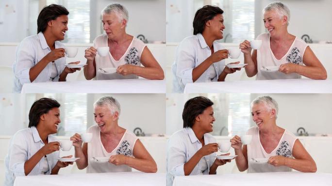 两个成熟的女人在餐厅喝下午茶时闲聊