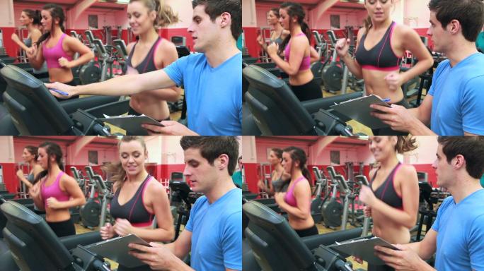 健身教练在跑步机上和一个女人聊天