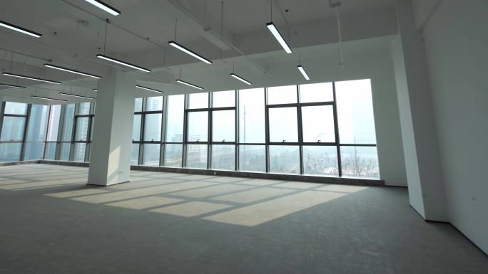 现代办公大楼没有隔断的敞亮空旷办公室