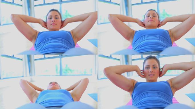 一个女人在健身房做仰卧起坐的视频