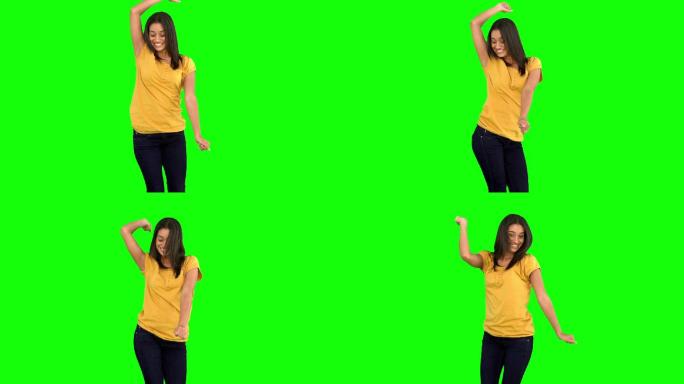 女人在绿色背景下跳舞特写