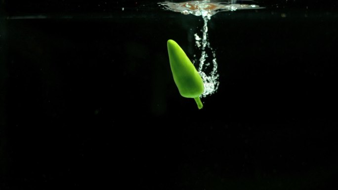青椒落在水中特写青椒辣椒高速摄影