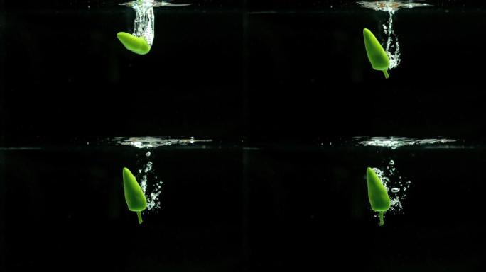 青椒落在水中特写青椒辣椒高速摄影
