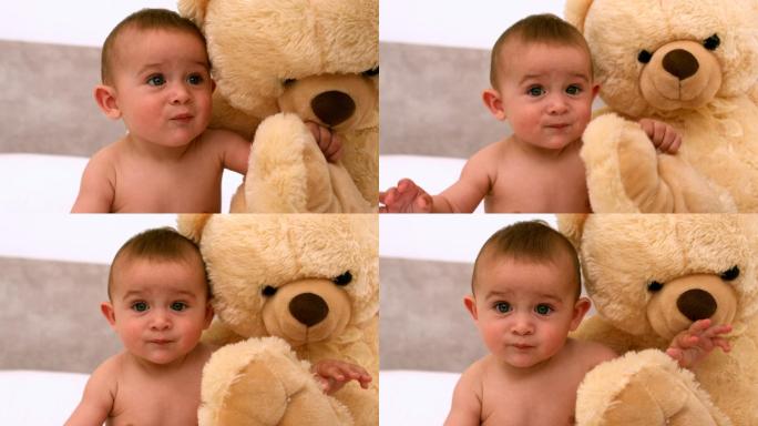 可爱的婴儿和泰迪熊在床上慢镜头