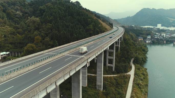 高速公路高架桥车流