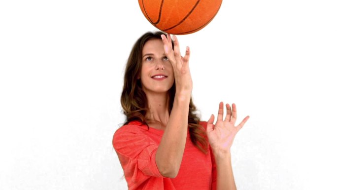 女人在白色背景下打篮球特写
