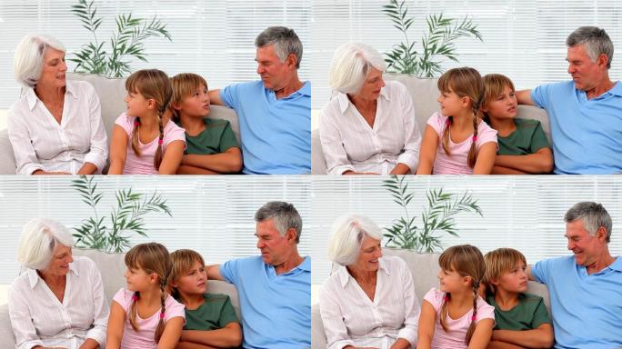 爷爷奶奶和孙子坐在沙发上聊天