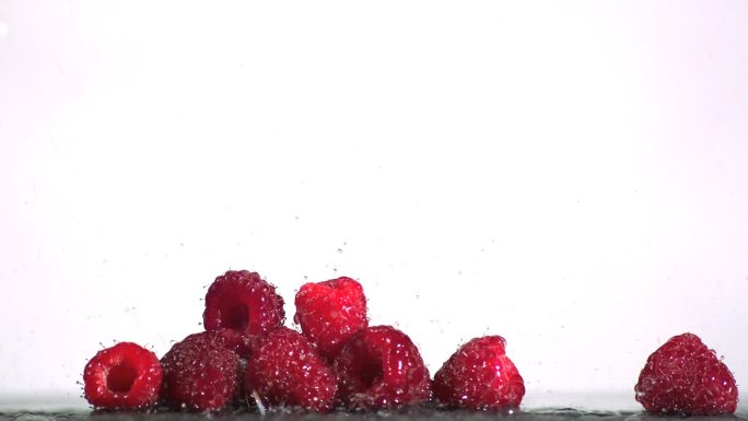 被水淋湿的草莓特写