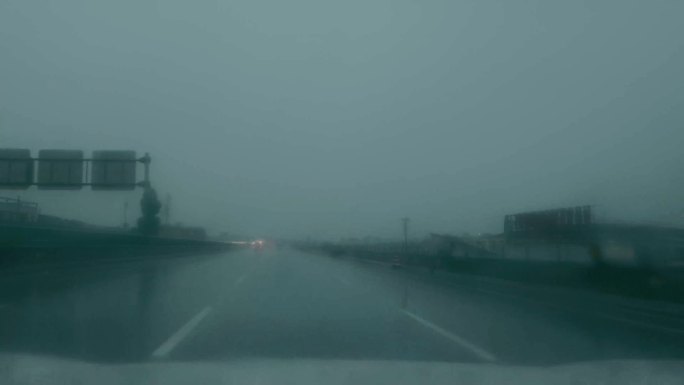 下雨高速开车