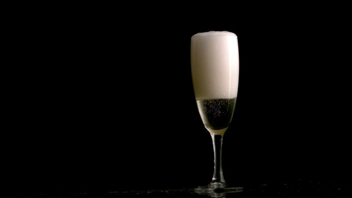 香槟杯特写气泡水汽泡酒酒杯