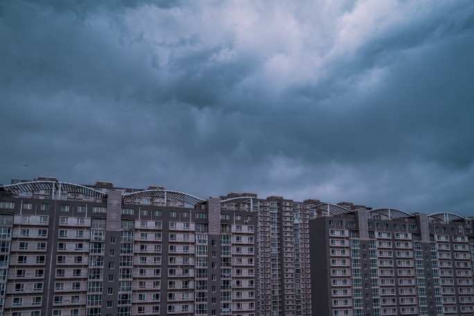 乌云下雨风雨欲来