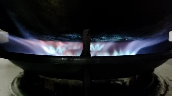 燃气煤气炉灶打火升火烧火沸腾的锅水冒泡