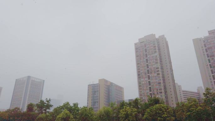 0075_D实拍城市建筑雨蒙蒙能见度低