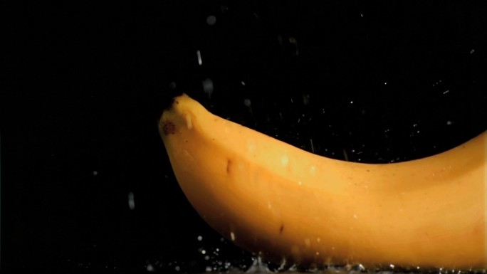掉入水中的香蕉特写