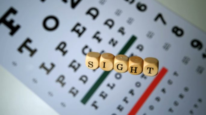 视力英文积木掉到眼睛测试表上特写