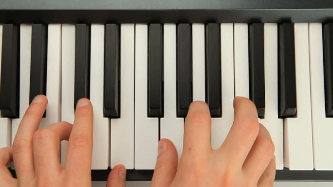 手指在录音室里敲击钢琴键