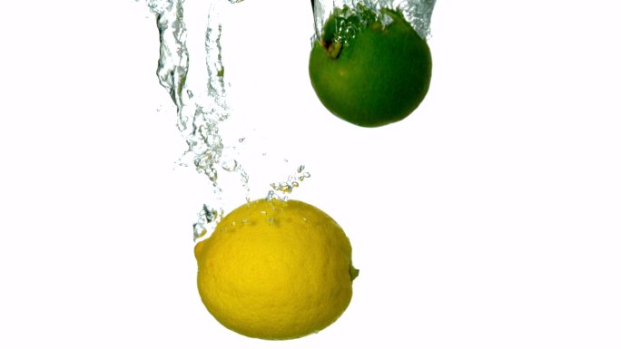 在慢镜头中，柠檬在白色背景下投入水中