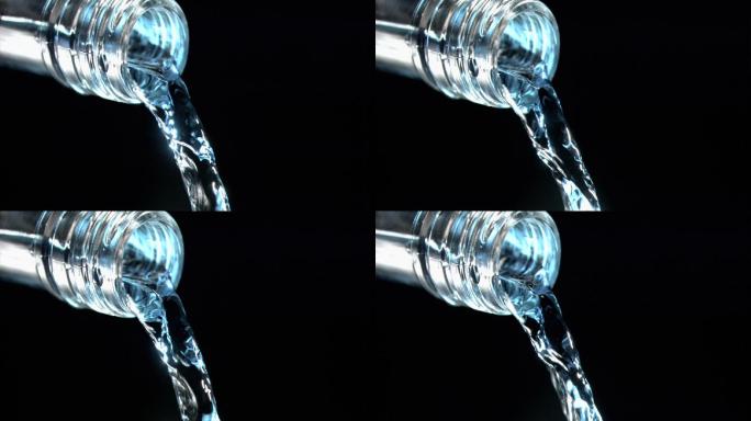 水从玻璃瓶流入水中特写