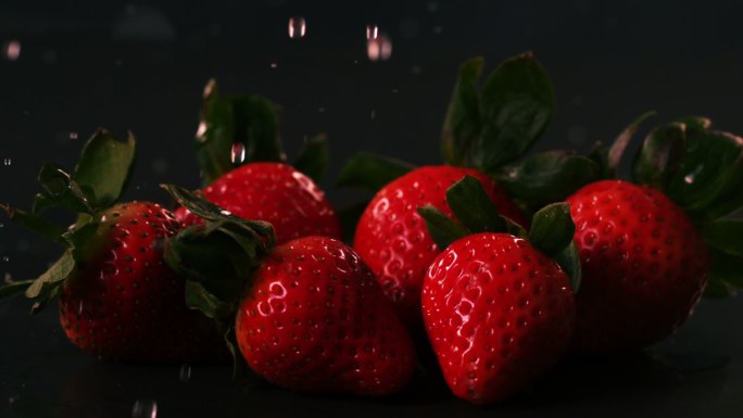 水滴在草莓的黑色表面慢动作