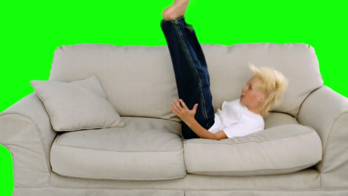 绿色屏幕下男孩跳到沙发上特写