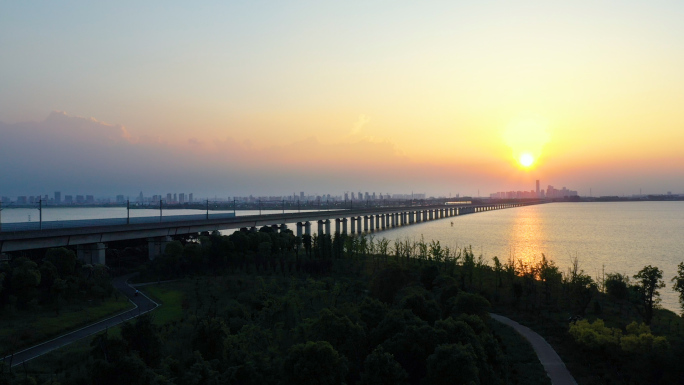 夕阳日落下的高铁穿过-阳澄湖边空镜+延时