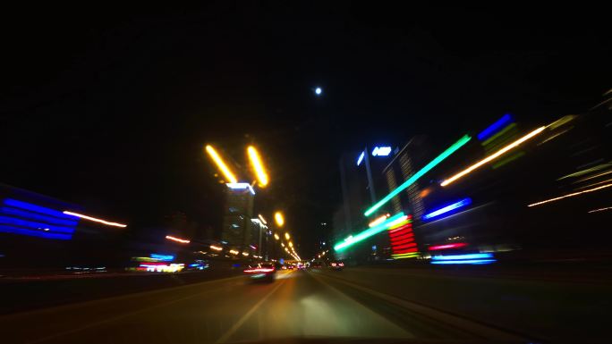 晚上开车穿过城市