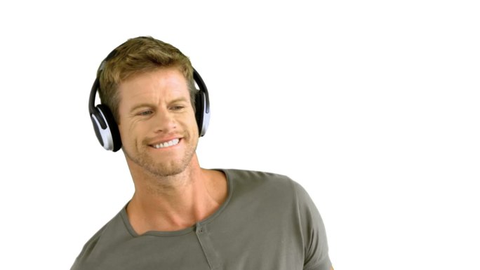 男人在白色背景下戴着耳机听音乐特写