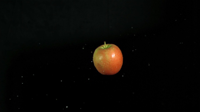 红苹果特写黑色背景飞起落下