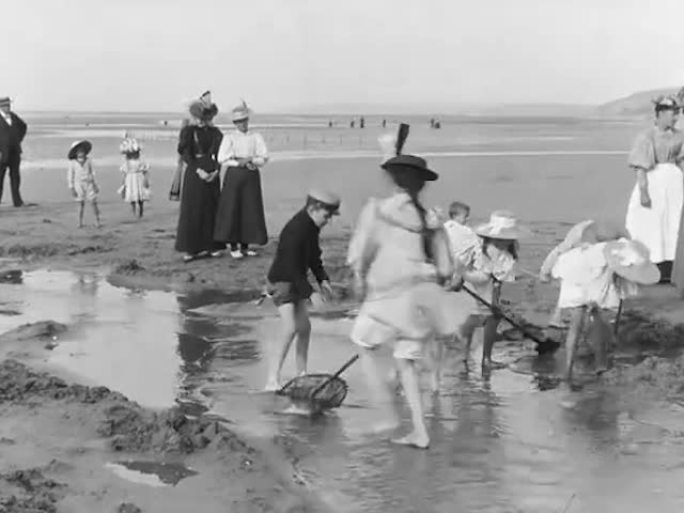 19世纪西方人沙滩游玩