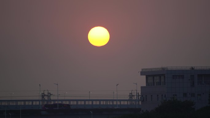 深圳地铁11号线之上飞机飞过的日落