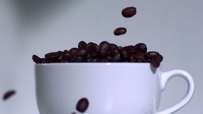 咖啡豆落入杯子里特写