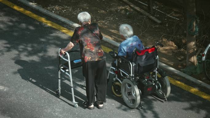 4K 老人背影晚年生活轮椅午后晒太阳养老