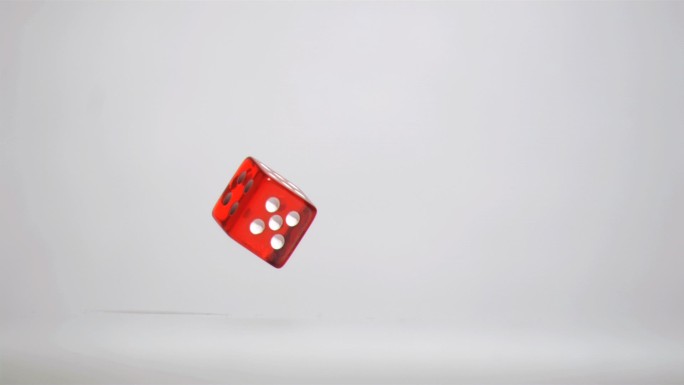 一颗红色的骰子掉落转动特写