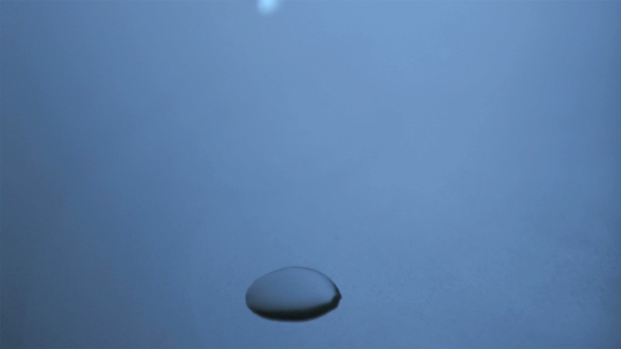 水滴落在蓝色的表面上特写