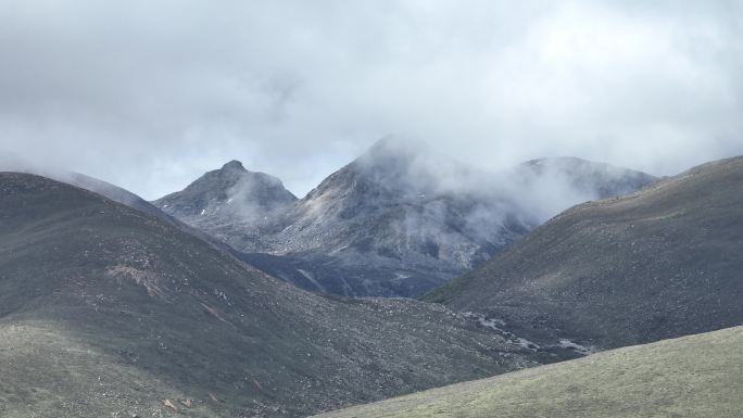 四川甘孜理塘县川藏高原高山云雾蓝天