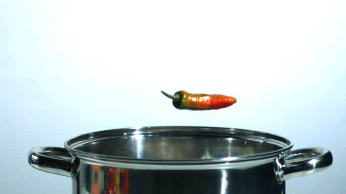墨西哥辣椒落在锅里的慢动作