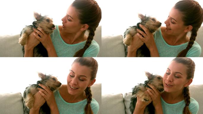 一个女人慢镜头抱着她的小狗