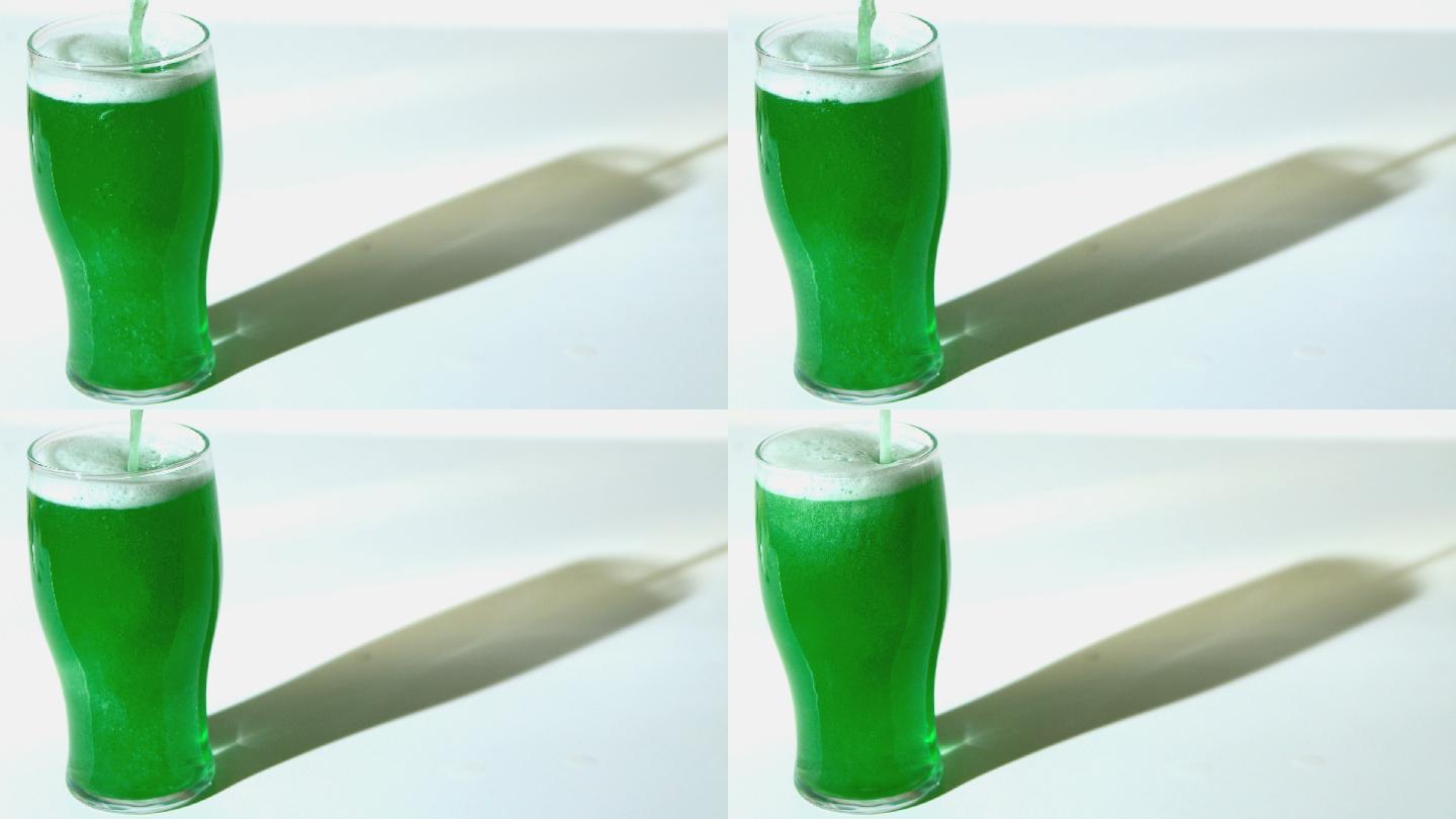 将绿色液体倒入玻璃杯中特写