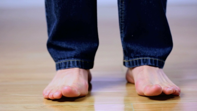 锁子甲的脚趾在木地板上晃动的视频