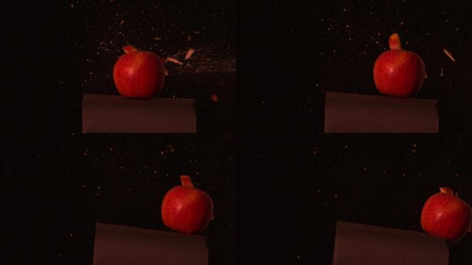 箭射穿过红苹果在黑色背景的慢动作
