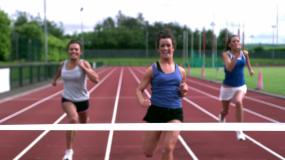 三个女人在赛跑越过终点特写视频素材