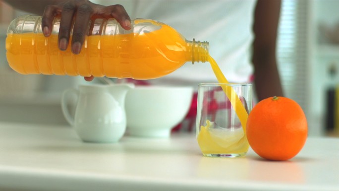 橙子和倒橙汁特写倒出倒水